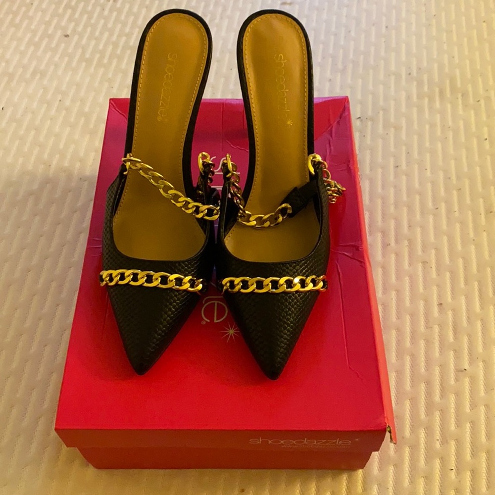 GETTIN' DOWN CHAIN EMBELLISHED PUMPS